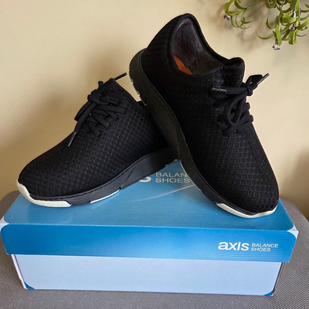 NWB Axis Size 7 Hammacher Schlemmer Balance Shoes Sneakers Black Mesh